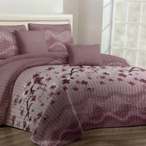 Dusty pink quilt set accented with dark maroon flowers, creating a soft yet striking floral design for a cozy and elegant look.