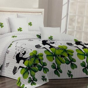 Quilt with a brilliant white background adorned with green glove-shaped flowers, adding a fresh and elegant touch to the room.