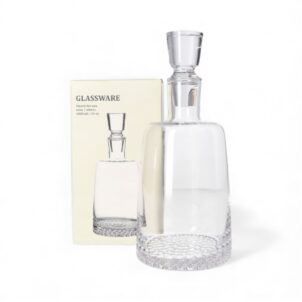 A 1000ml clear glass whisky decanter with a faceted stopper, designed as a stylish decorative piece for a drinking cabinet.