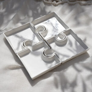 A unique 4-piece jigsaw-style dinner plate set, perfect for serving main meals, desserts, or fresh fruit. The interlocking design adds a fun and modern touch to any table setting while remaining practical for everyday use.